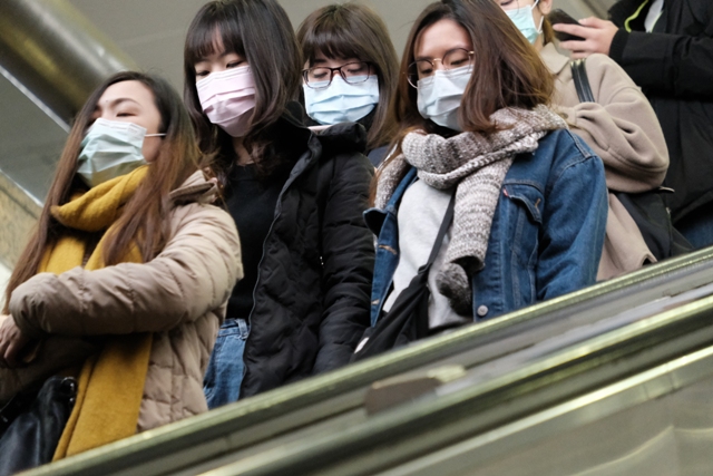 由政府口罩出口禁令引發的「口罩之亂」，在社群媒體上展開罵戰。