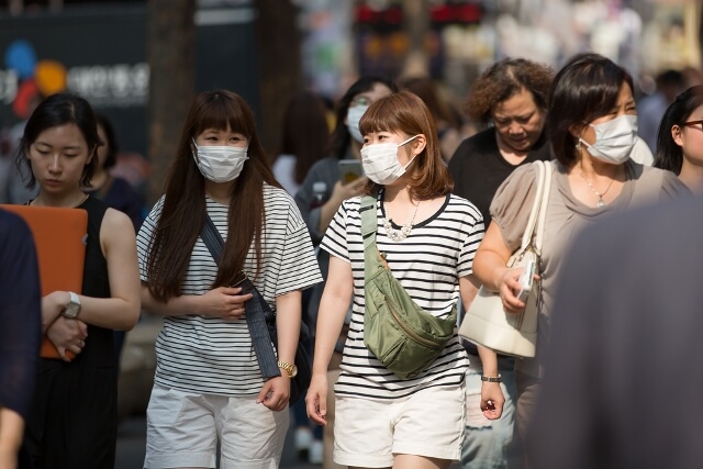 大型傳染病帶來社會恐慌，也暴露出人性的脆弱與堅韌。