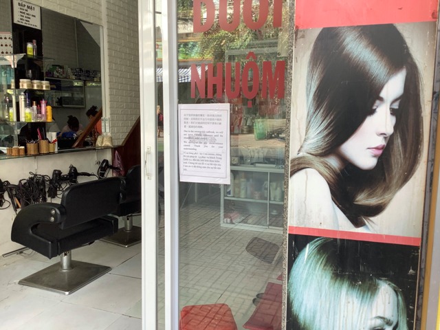越南商店門口貼著用中文和越南語寫的告示，表示不服務中國顧客。