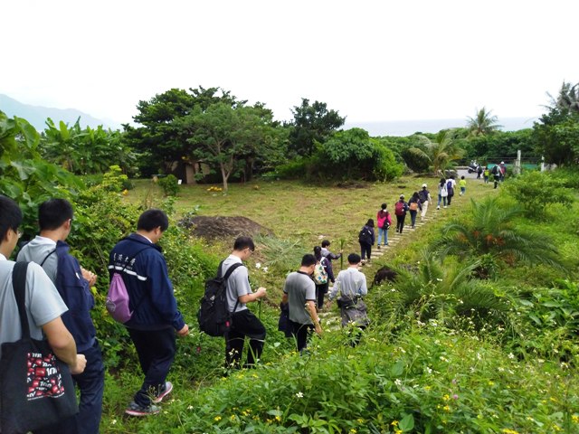 族人帶領師生參訪部落。