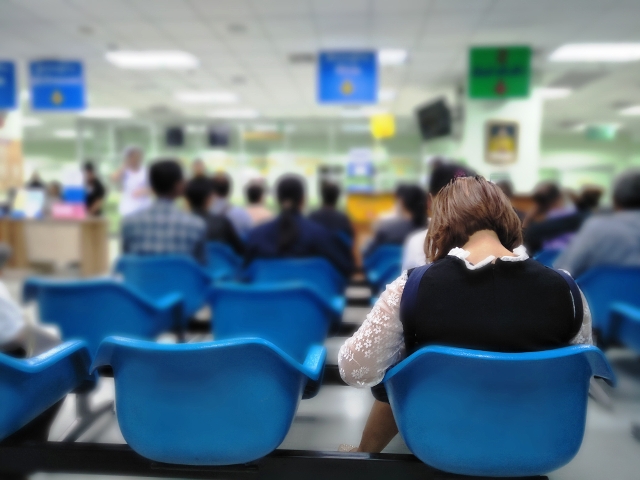 為了讓防疫系統更加周延，醫療雲系統應擴大至自費或無健保者。