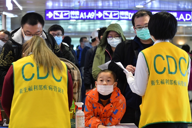 將一切防疫資訊「公開透明」，是否符合民眾的最大利益？圖為桃園機場的檢疫關卡。