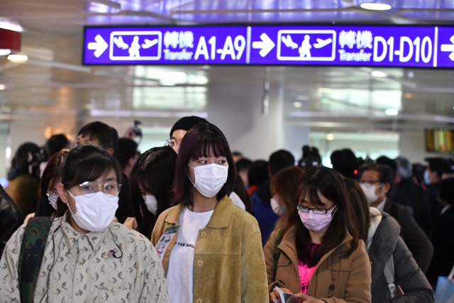 為因應武漢肺炎疫情，政府宣布醫事人員出國限制，也引發醫界反彈。