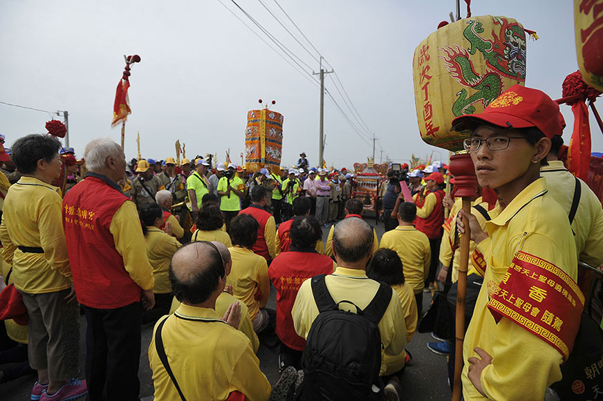 武漢肺炎疫情中，大甲媽祖是否維持繞境引發爭議，也帶來宗教信仰的反思。