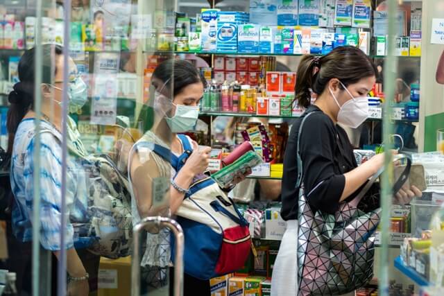 新冠肺炎造成全球口罩瘋狂搶購，雖然各國提出不同政策，但仍面對到原物料不足及物價哄抬等問題。