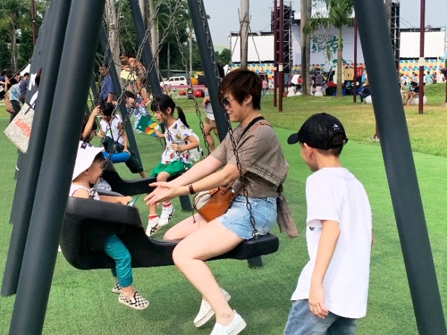 大、小朋友與大人都可以一起玩的盪鞦韆。
