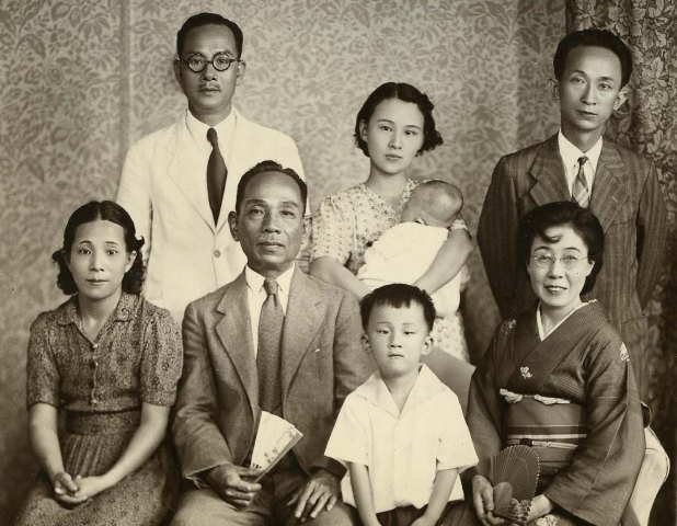 1941年越南王儲彊柢夫婦（前左二、前右一）攝於台北。台灣首席攝影師彭瑞麟也攜妻兒入境。最左邊兩位是彊柢親信黃南雄夫婦。