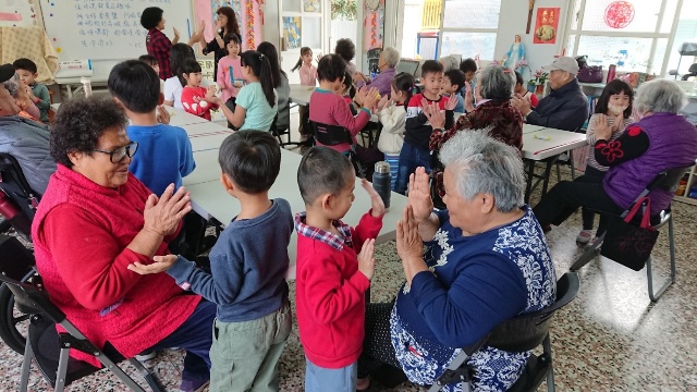 在高齡化與少子化的社會，可以透過代間學習培養世代間的理解與互助。