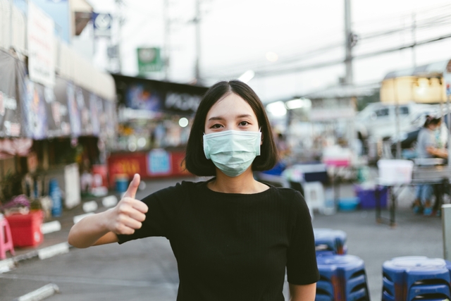 口罩自動販賣機透過非接觸的交易模式，降低現金交易產生的病毒傳播風險。