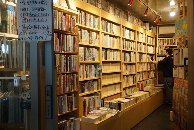 疫情中，多數行業慘澹經營，但日本街角的小型書店業績卻意外增長。