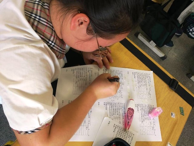 媒體識讀課堂上，學生撰寫活動後的分組評分表。
