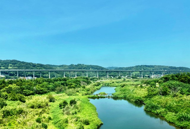跨越山谷、淺山聚落溪流之行進體驗，尤可解析台灣島嶼地景之多元性。圖為苗栗西湖溪。