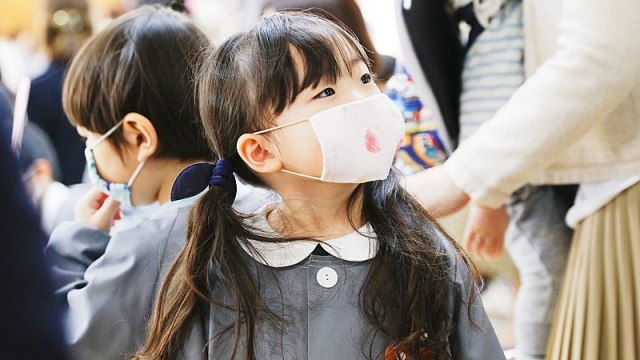 日本全民戴上口罩抗疫。