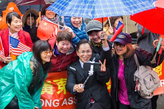 儘管檯面上貿易戰如火如荼，但奔向美國的移民與留學生、宣揚中國式共產主義的大外宣，在紐約卻並未停息。