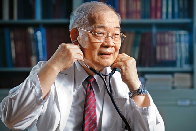 隨身攜帶聽診器、小鎚子、小手電筒的陳定信醫師，隨時以救人為念。