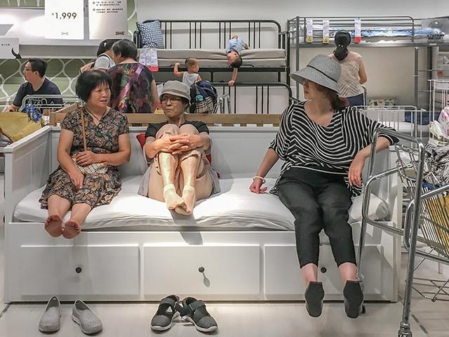 北京宜家的人們發呆、聊天、哄小孩，誰也不打擾誰，就像在自己家一樣。
