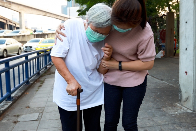 社工經常處於「低薪」與「勞心」塑造的勞動環境。