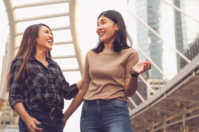 語言的選擇除了工具性的考量外，也承載了個人身份認同與意識形態。