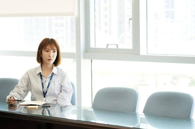 《鏡子森林》中的記者高明一直深信「社會需要好記者」，但他們揭發黑心集團偷工減料的內幕，卻是報紙賣最差的一天。