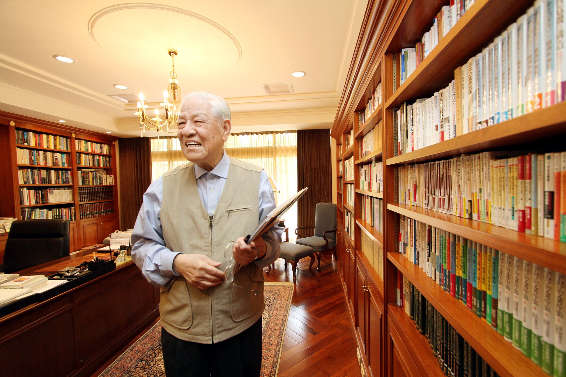 李登輝帶大家參觀書房，從一樓逛到地下室，預估兩層樓的各類書籍應該有超過2萬冊以上。