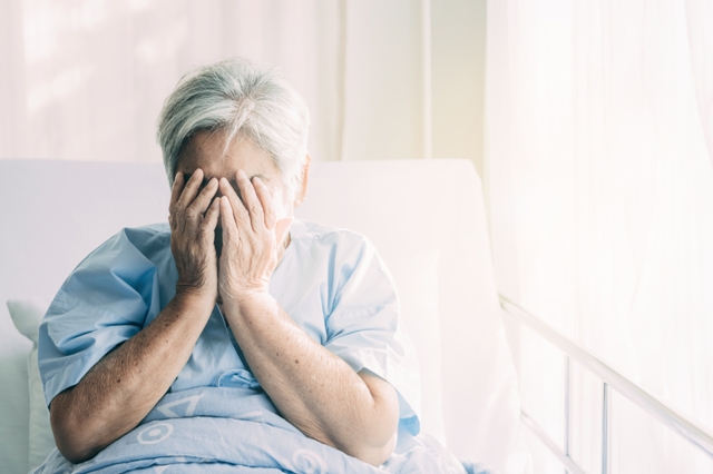 憂鬱也被稱為「假性失智症」（pseudodementia），可能會出現類似失智症的症狀，包括反應遲鈍，記憶力不好等。