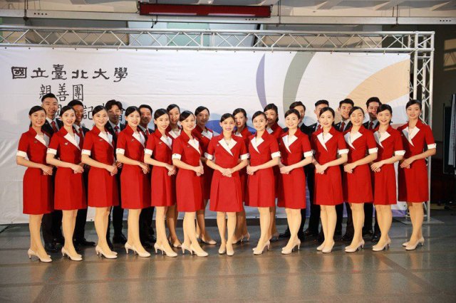台北大學108年國慶禮賓大使，該校聲稱團員平均多益聽力與閱讀成績達850分。但成績為該校「自辦考」、「多益校園考」抑或「多益公開考」不詳、英語口說能力也不詳。