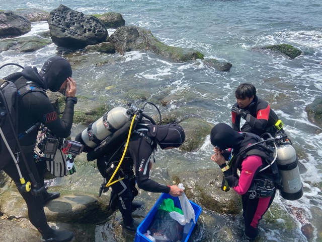 將小丑魚放流至大海中，成為一場學校和社區的共同行動。
