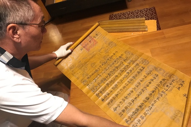 許燦煌收藏的越南皇室奏摺。對於明命帝怎麼用印他都有深入研究。
