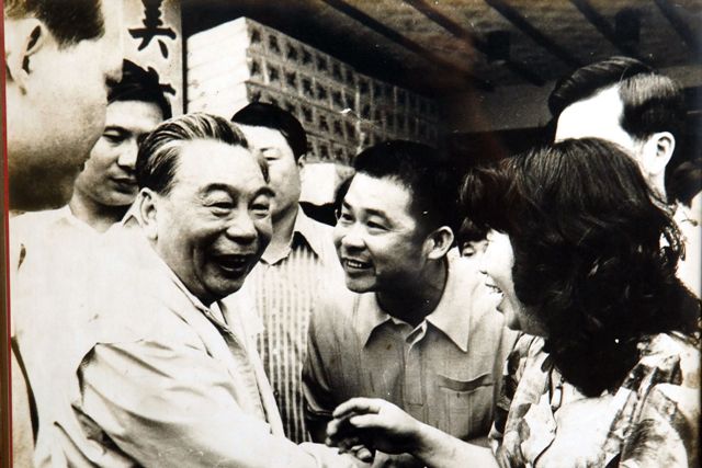 蔣經國不像老蔣維持高度神祕感，他宣布進行「十大建設」的政治意義，也宣示了台灣不再只是跳板。
