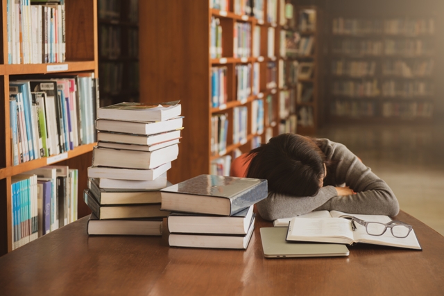 大學以績效取代教學，教授需要競逐學術指標，又需培育學生、配合的行政事務，耗費相當多力氣與時間。