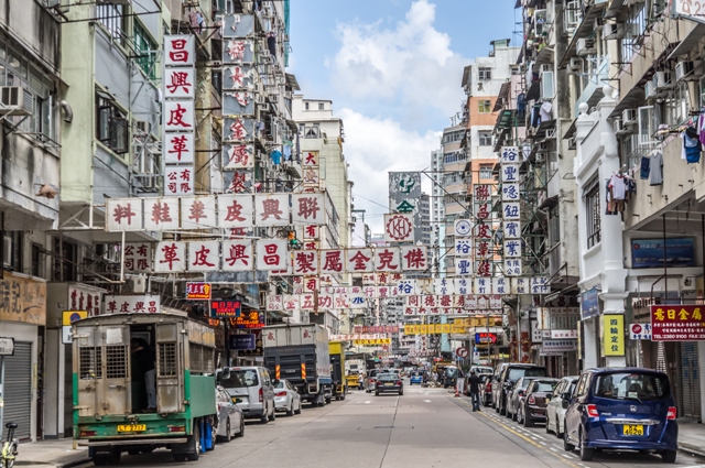 港人可以毫不保留地抒發愛台灣之情，但在面對中國的種種複雜感受，恐怕沒有太多香港人能自在地說他們愛香港。