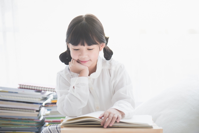 閱讀有如站在巨人的肩膀看世界，若小朋友正從圖畫書跨越到文字閱讀，便需要資深讀者引介。