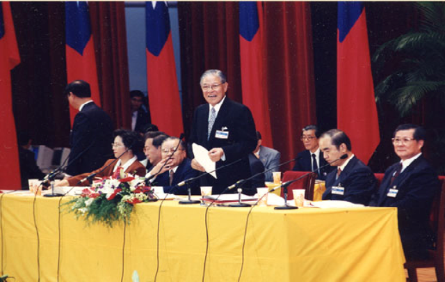 1993年8月15日，國民黨第14次全代會，首次票選黨主席，李登輝當選。