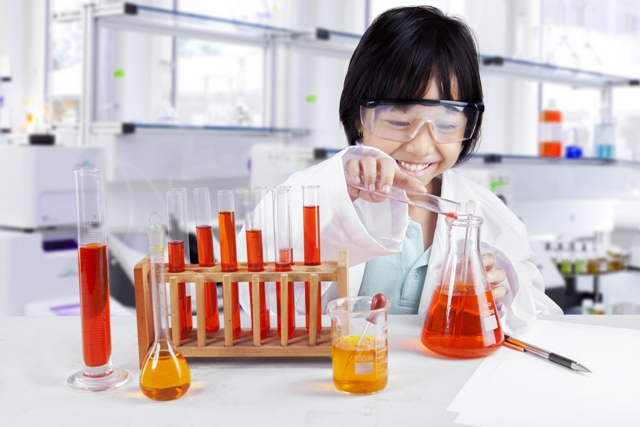 不少學生在小學四年級時很喜歡自然課程，但長大後因為傳統的教育方式要背公式、考試，反而壓抑了學生的學習興趣。