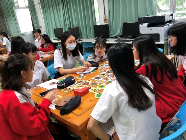 國立花蓮女中的多元選修課程是「讓學生學到一些在平常課程中學不到的東西」，圖為學生從遊戲中學習。