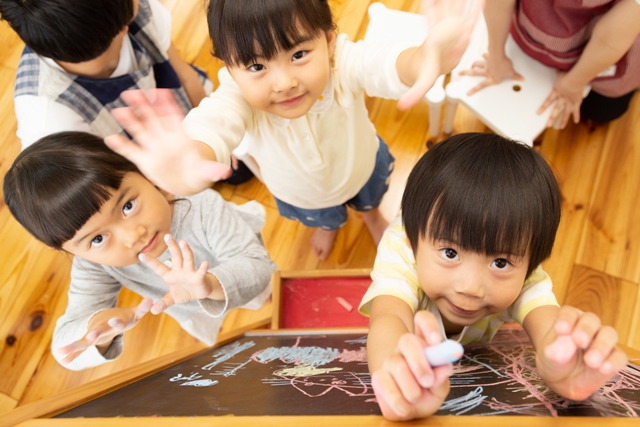 許多研究和現場教學的經驗都指出，幼兒唯有在幼兒園階段好好學習自己的母語，才能憑藉成熟的語言能力再類化去學習第二種語言。