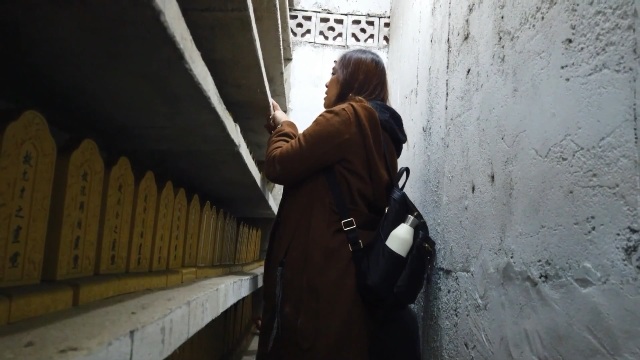 在Savungaz的夢境中，祖先傳達了想要回鄉的願望，促成三位青年的尋根之旅。圖為後代至濟化宮探望祖先，並以母語問候。