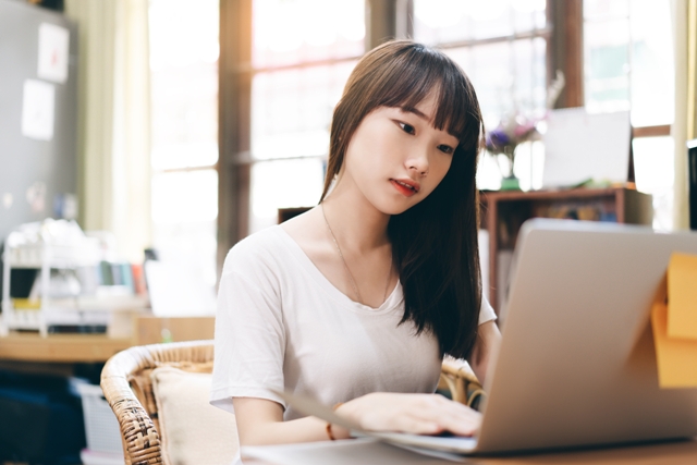 如今的日本女孩從國中便開始化妝，上了大學以後，幾乎沒化妝就不能出門見人。是否廣大日本社會給她們傳達的消息有必要徹底改革？