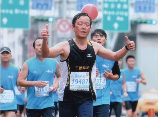 63歲的林廷芳在4月跑完他生涯的第100場全程馬拉松，也完成攀登台灣百岳的壯舉。他從運動中養成高自我要求的態度，是他領導大型企業的重要關鍵。