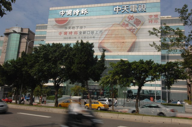 無論中天換照與否，後續政治與社會衝擊都將洶湧來襲，唯有將新聞台監管機制化、一體化、專業化、常態化，才不會淪為政治風暴。
