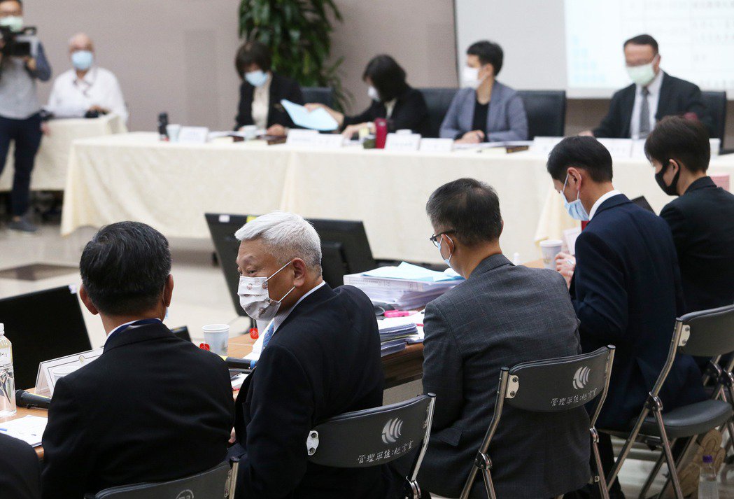 NCC的委員組成包含傳播、法律、電信等不同專業背景，在決定權人的組成上，有外部獨立專家的事前介入，並且盡可能容納不同專業角度的想法，以期達到最公正的處理。圖為10月26日中天換照聽證會。