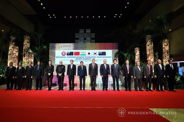RCEP領導人在2017年峰會合影，這是五年磋商來首次領導人會議。