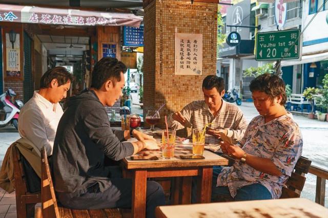 黃信堯執導的《同學麥娜絲》，是一部中年男人的電影。可以有幾個朋友一起坐下來喝個泡沫紅茶刁個13支，何其幸福！