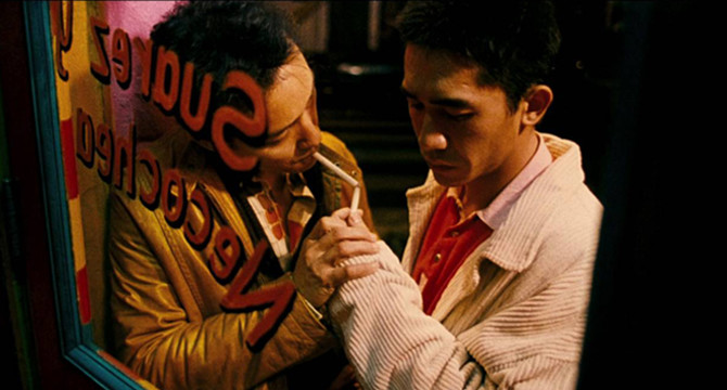 王家衛的《春光乍洩》（1997）及關錦鵬的《愈快樂愈墮落》（1998）都有九七後暗湧不明的意象，同時也為情慾多元的開放性留下注腳。圖為《春光乍洩》劇照。