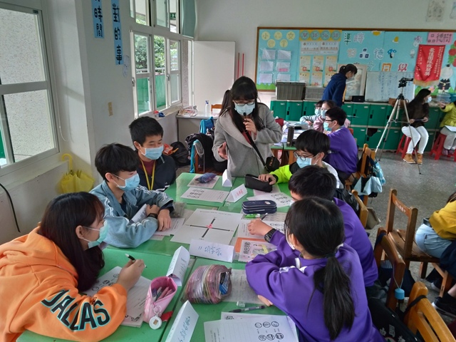 因應疫情，板橋國中綜合活動老師陳俐臻的公開授課採現場和線上雙軌進行，全程以攝影機拍攝連線，讓無法到現場觀課的教師也能同步參與。