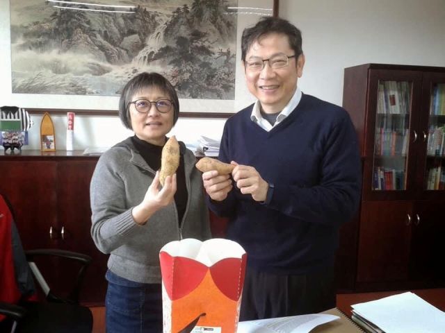 柯老師在中正大學被暱稱為「柯媽」，總給學生們調皮、生動又有趣的印象。