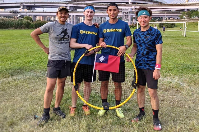 林典澄（右二）與台灣圓網球聯盟創辦人Austin Rohlfing（左二）、共同創辦人Amir Faridz（左一）、彭建皓（右一）合影。