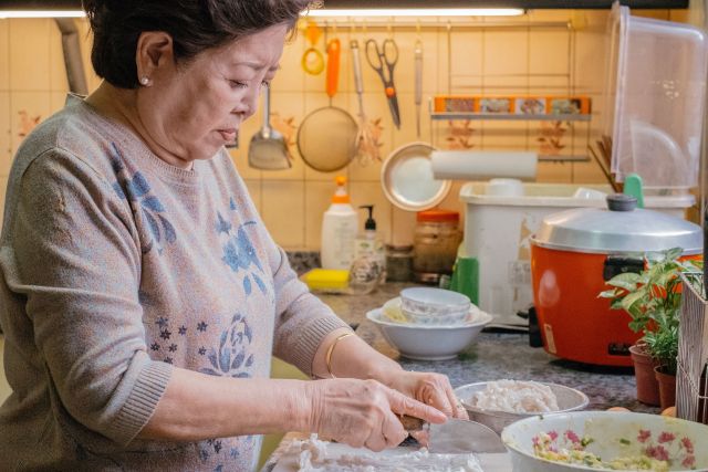 《孤味》中的林秀英獨自背負著20多年對先生的想念、不捨和不甘願，一個人孤寂地扮演、並品味著女兒、妻子與母親的角色。