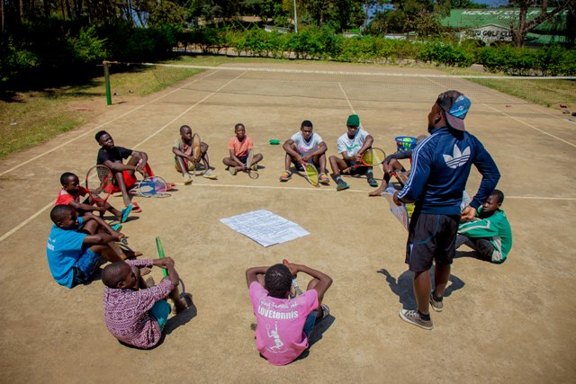 Play Malawi透過球類運動，吸引青少年加入，除了讓孩子擁有正當休閒活動，也在每次運動後為孩子提供衛教課程，將愛滋病預防向下紮根。