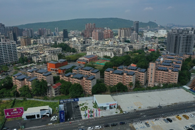 左營的集合式住宅架設太陽能板，建立社區公民電廠。